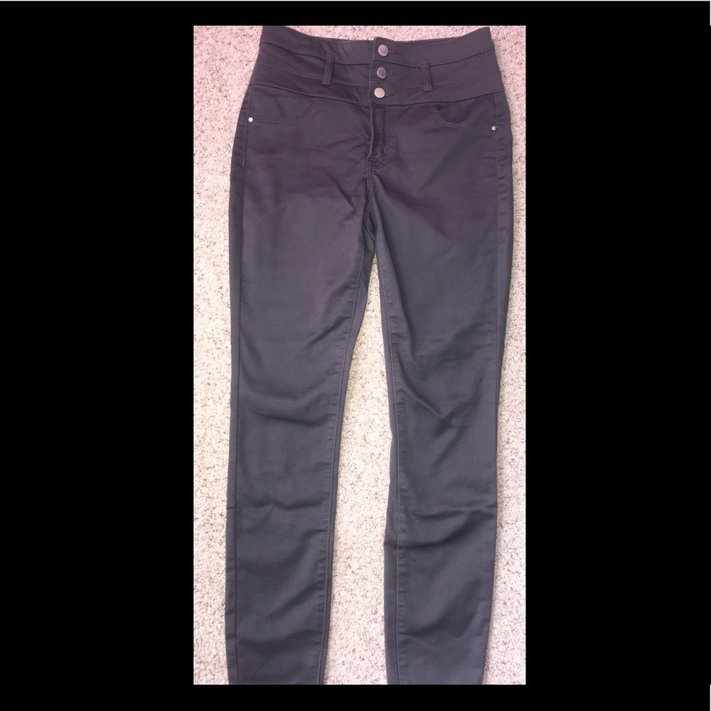 Gray skinny pant.